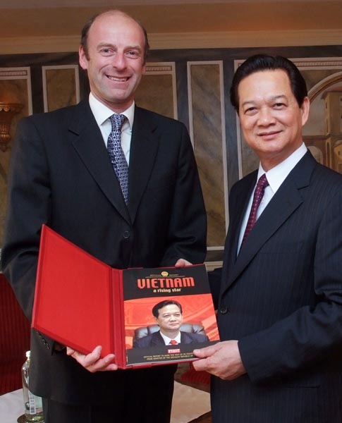 Rupert Goodman, Chairman and Founder of FIRST presents a leather bound report to HE Nguyen Tan Dung, Prime Minister of the Socialist Republic of Vietnam