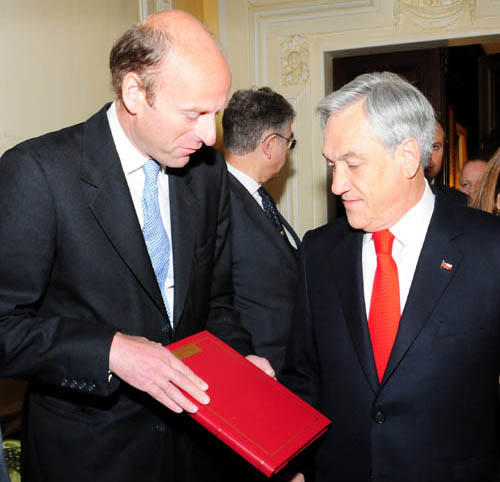 Rupert Goodman, Chairman of FIRST presents a leather-bound copy of the Official Chile report to Sebastián Piñera, President of the Republic of Chile