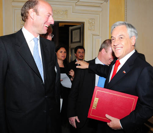 	Rupert Goodman, Chairman of FIRST presents a leather-bound copy of the Official Chile report to Sebastián Piñera, President of the Republic of Chile