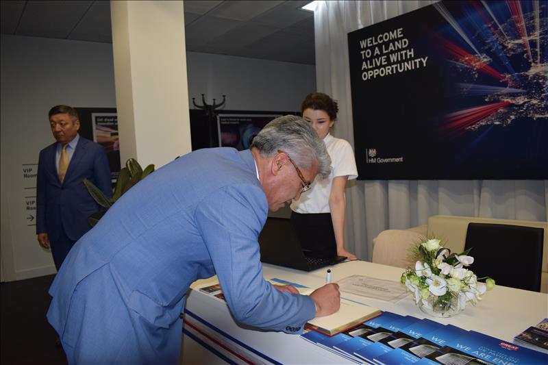 HE Arystanbek Muhamediuly, Kazakhstan Minister of Culture, signs the guest book at the UK Pavilion