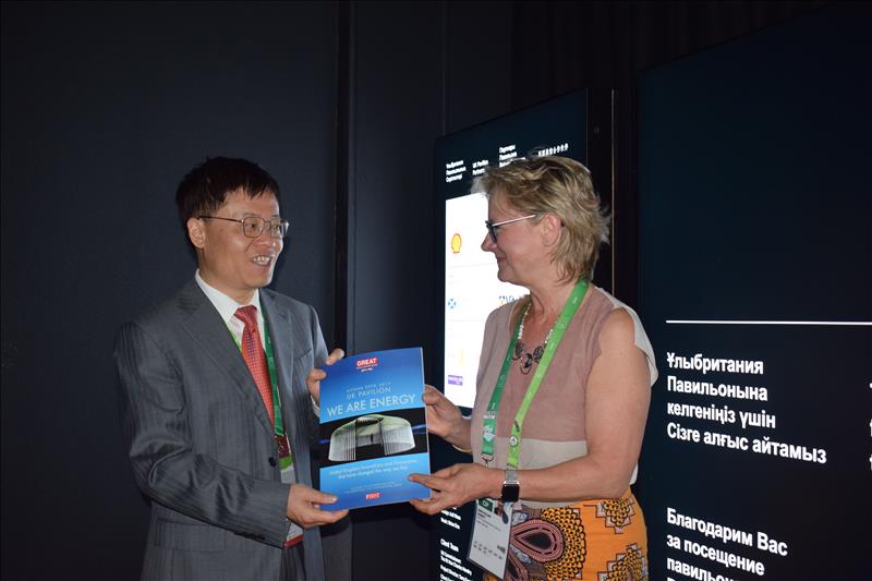 Jin Xingming, Deputy Secretary General of the Shanghai Municipal People's Government and Sara Everett, UK Project Director for the UK Pavilion