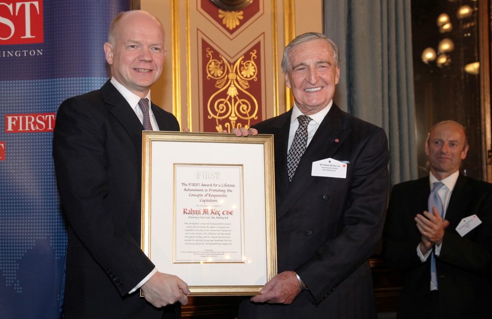 Rt Hon William Hague MP, First Secretary of State and Leader of the House of Commons presents the FIRST Responsible Capitalism Lifetime Achievement Award to Rahmi M. Koç CBE, Honorary Chairman of Koç Holding A.Ş