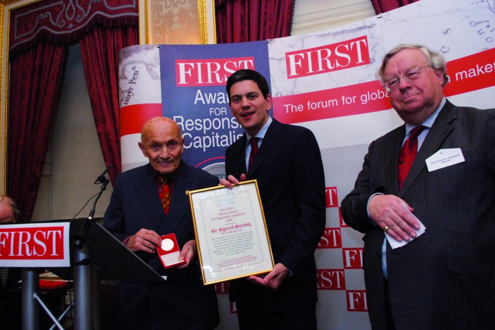 Sir Sigmund Sternberg, co-founder of the Three Faiths Forum receives his award from Rt Hon David Miliband MP, Secretary of State for Foreign and Commonwealth Affairs